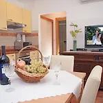 Linda * Μακάρσκα