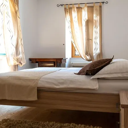 Linda * Μακάρσκα